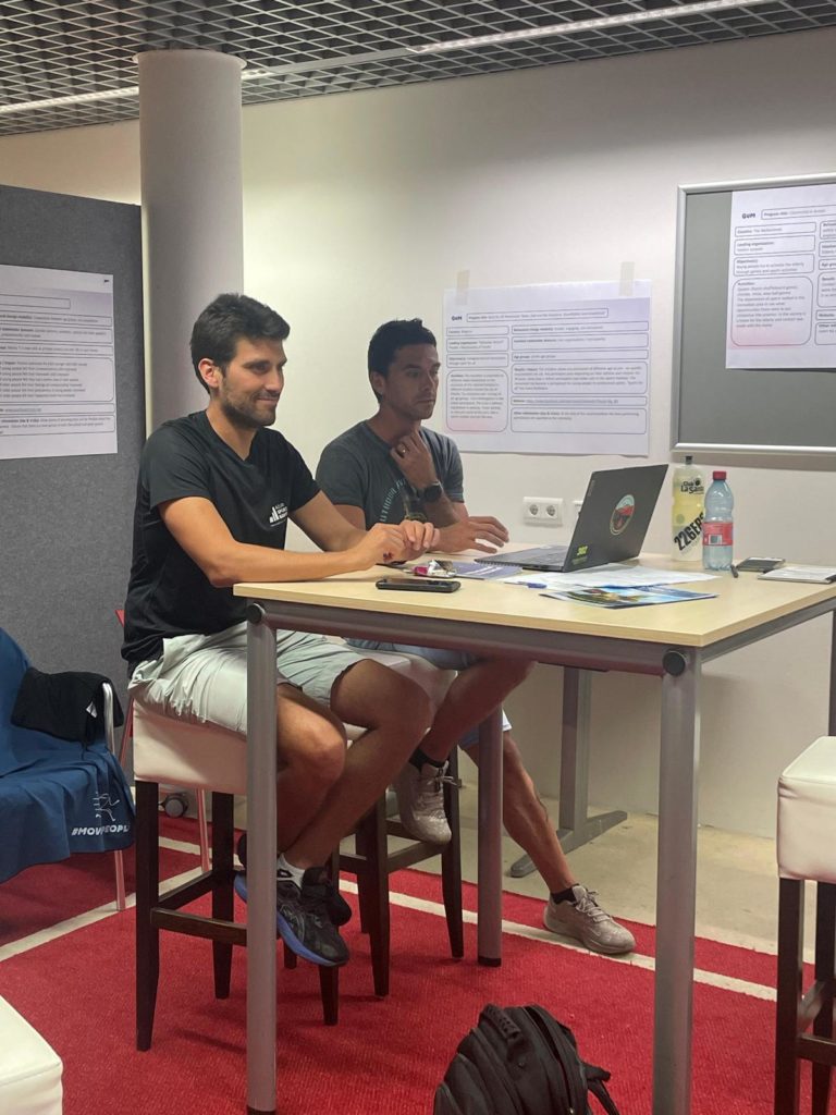 L’objectif du Projet GUM est d’identifier, de recruter, de former et de soutenir une cohorte de praticiens expérimentés qui faciliteront les activités à l’échelle locale qui mettent en relation les jeunes et les personnes âgées afin d’augmenter leur participation à l’activité physique et au sport. 