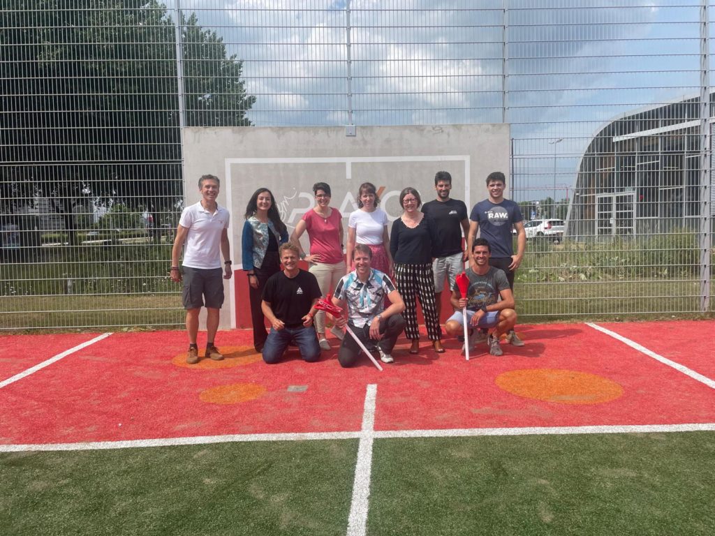 L’objectif du Projet GUM est d’identifier, de recruter, de former et de soutenir une cohorte de praticiens expérimentés qui faciliteront les activités à l’échelle locale qui mettent en relation les jeunes et les personnes âgées afin d’augmenter leur participation à l’activité physique et au sport. 