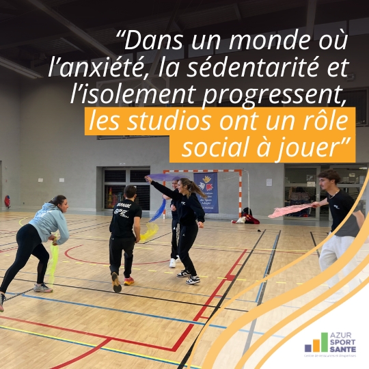 Dans un monde ou l'anxiété, la sédentarité et l'isolement progressent, les studios de danse ont un rôle social à jouer / CDSA06, personnes en situation de handicap en train de jour au ballon
