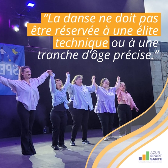 La danse ne doit pas être réservée à une élite technique ou à une tranche d'âge précise. Elle doit être accessible à tous. / CDSA06 Alicia Orengo, Interview Sport Santé sur scène en fin de spectacle avec ses danseuses et danseurs