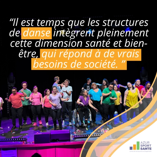 Il est temps que les structures de danse intègrent pleinement cette dimension santé et bien-être dans leurs offres. Cela répond à de vrais besoins de société / CDSA Personnes en situation de handicap sur scène en fin de spectacle de danse 