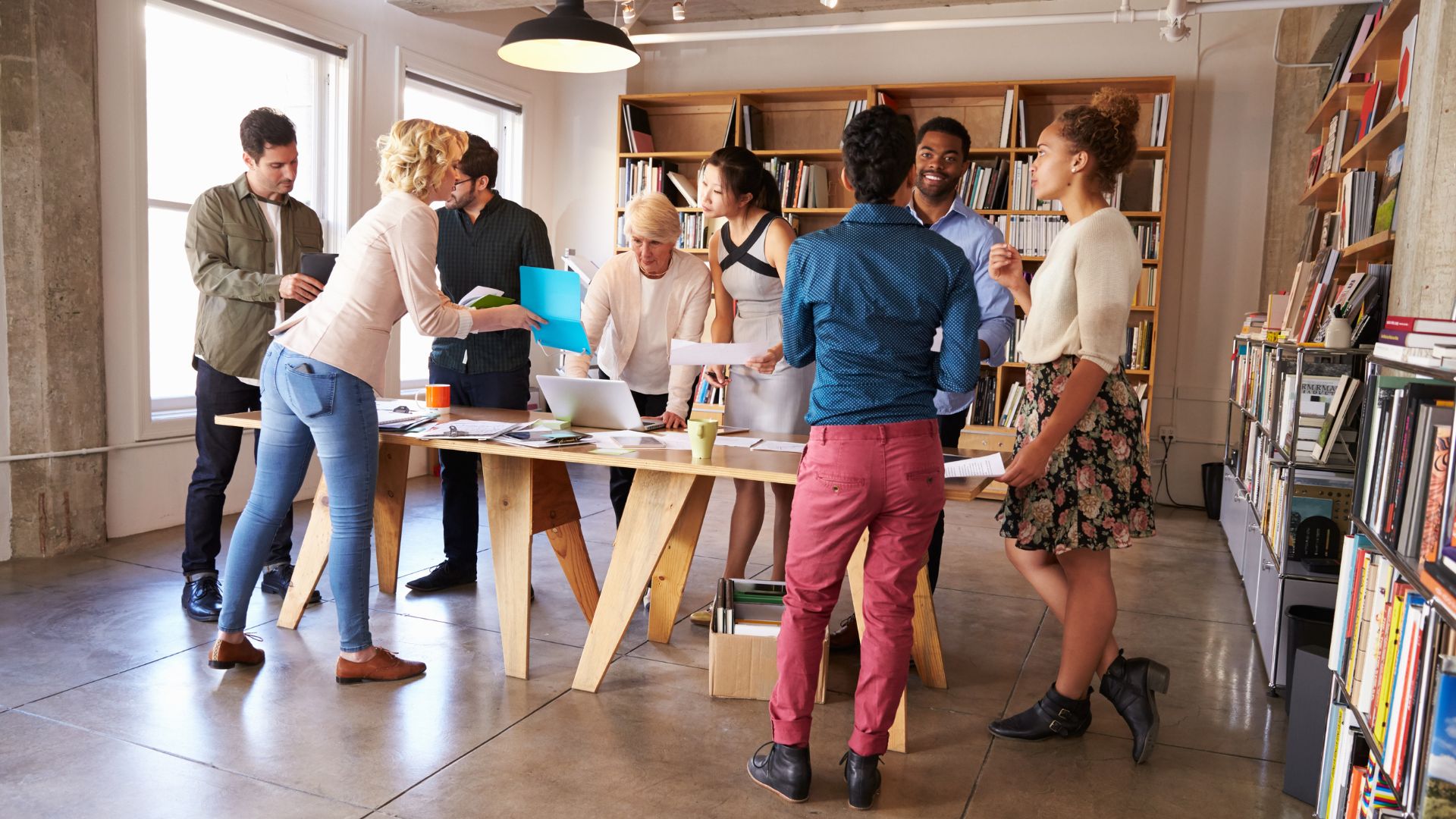 réunion de travail debout